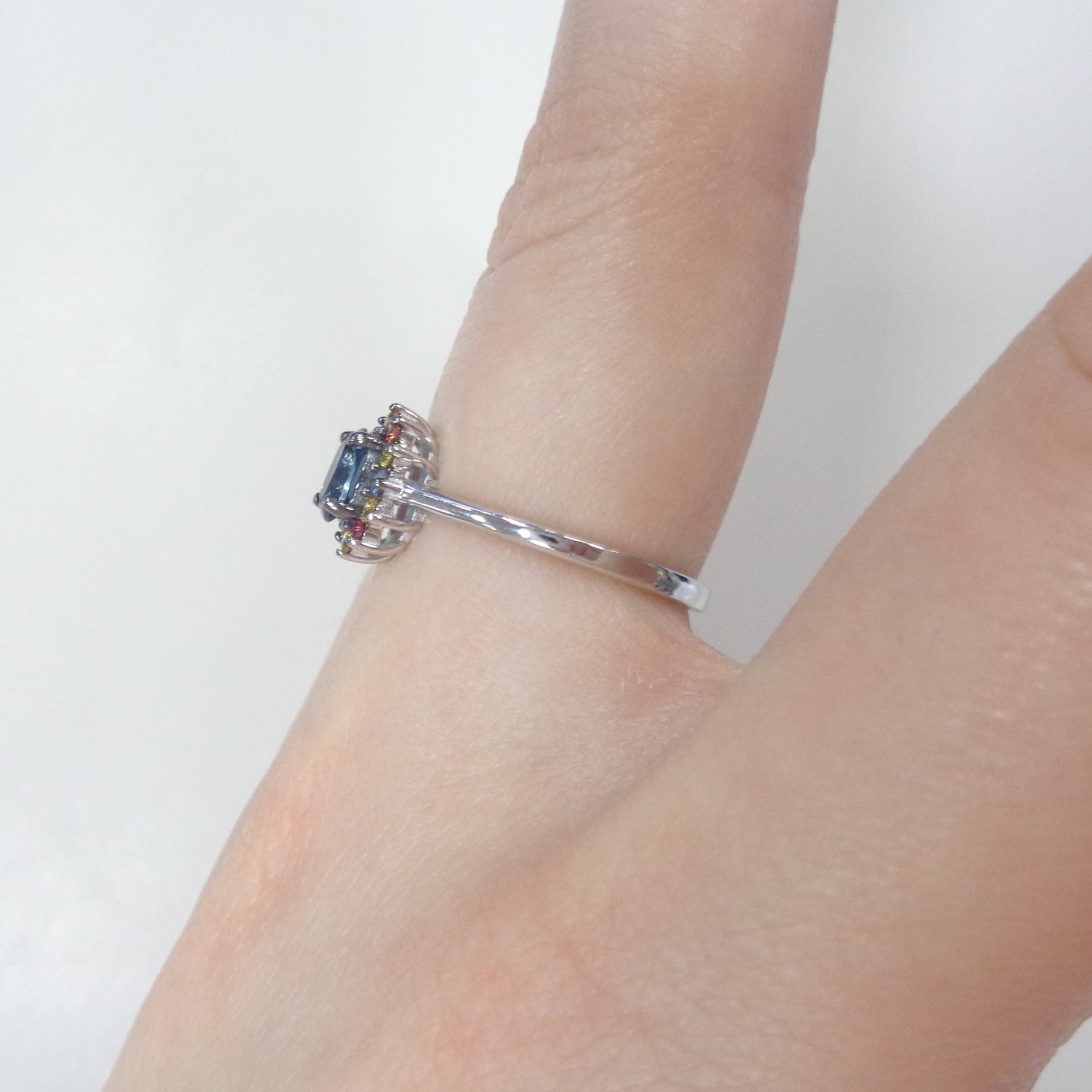 Серебряное кольцо с топазом Лондон и мультисапфирами